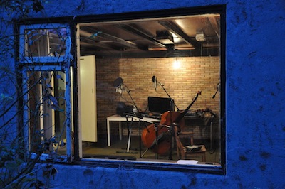 een huis met instrumenten van blue dew