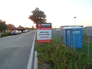 De wegwijzer naar het oorlogskerkhof wordt brutaalweg een het oog onttrokken