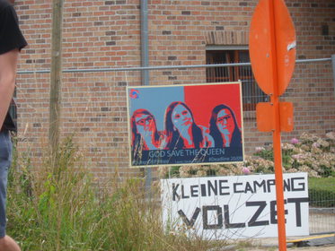 Vrijdagochtend: de camping tegenover t Folk is volzet. Laïs (? nee, Laurie, Sarah en Laura) houden een oogje in t zeil.