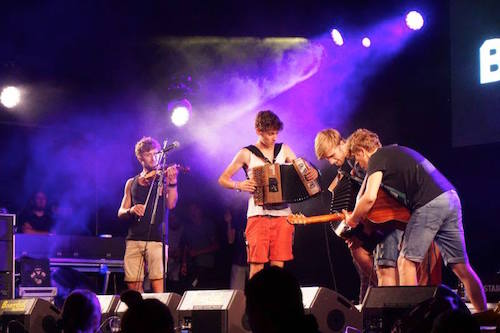 Muzikanten van het Boombalbombardement, de afsluiting van het festival, foto Eddy Jansen