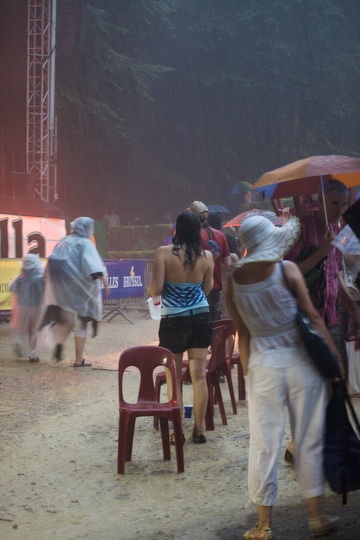 Publiek bij Ialma tijdens de wolkbreuk