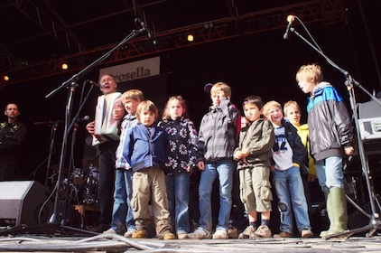 Jan De Smet en de kinderen zingen This Land Is Your Land