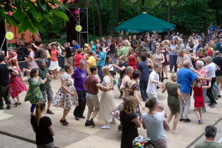 Dansen, dat is waar de bezoekers voor gekomen zijn