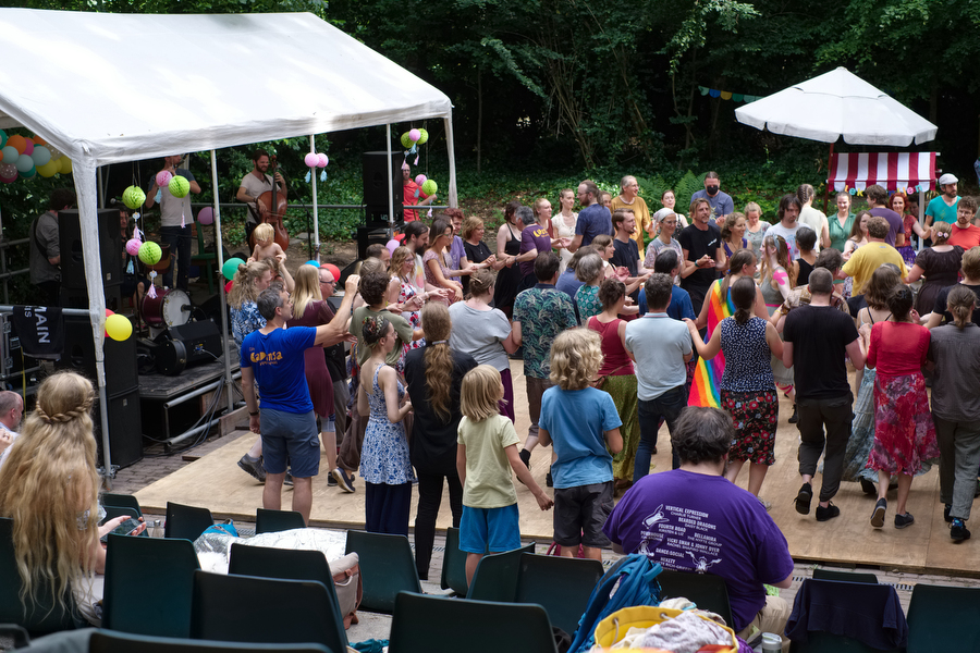 Dansers bij het optreden van Fahrenheit