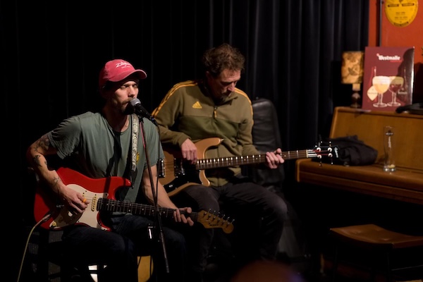 Dylan van Meurs & Frank Strokap op het cafépodium van 't Rozenknopje, foto Ronald Rietman