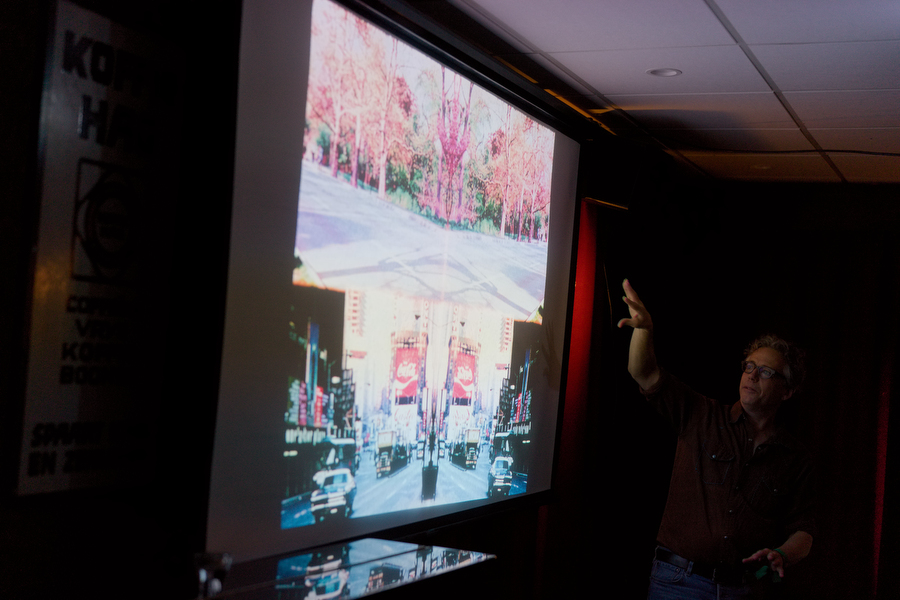 Jonathan Brown tijdens zijn lezing over Harry Smith