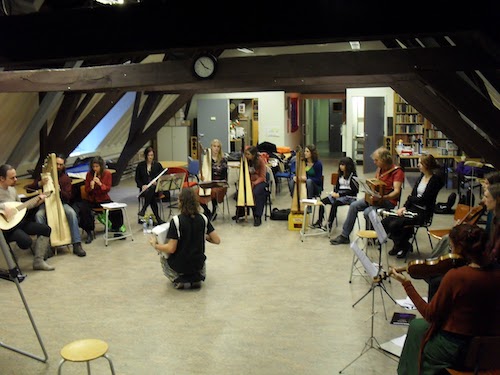Muziekworkshop met Niek, foto aangeleverd door Folkbal Nijmegen Muziekworkshop met Niek, foto aangeleverd door Folkbal Nijmegen