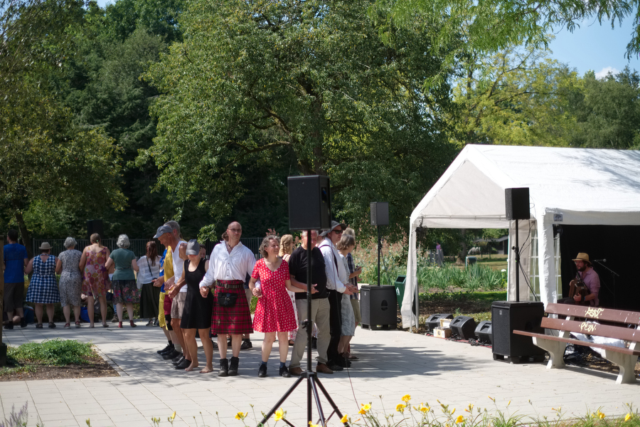 Dansers bij het optreden van Wouter Kuyper