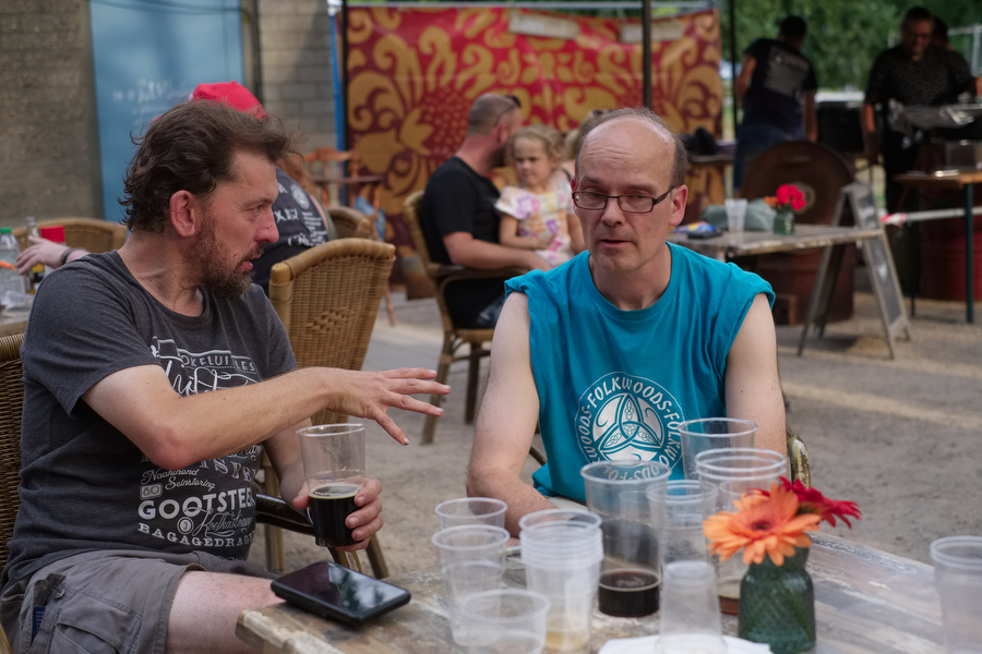 Justus Jansen (r) overlegt met vrijwilliger Peter Justus Jansen (r) overlegt met vrijwilliger Peter