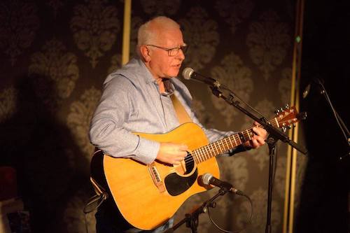 Fred Piek met gitaar in Sevenum 2018, foto Ronald Rietman