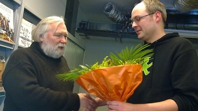 henk scholte ontvangt een bloemetje van gertjan van stralen - foto karel oosterhuis