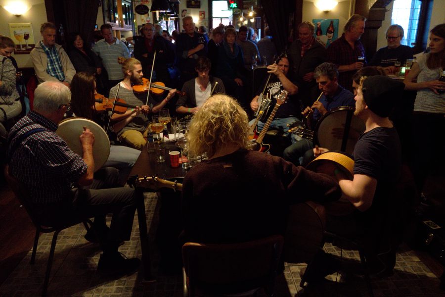 De sessiegroep uit Gent in café Ons Dorp De sessiegroep uit Gent in café Ons Dorp