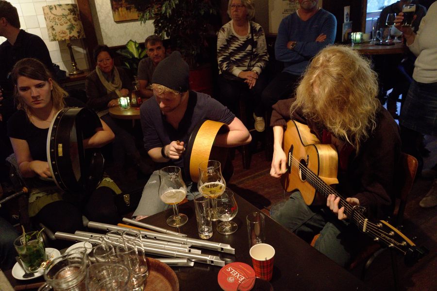 Sessie in café Ons Dorp