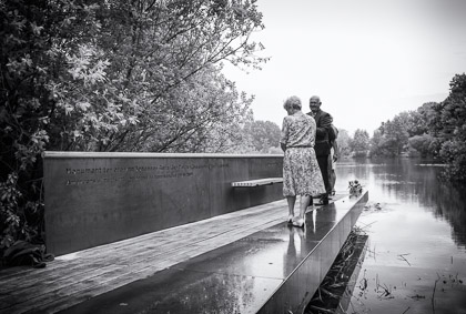 Anneke van Ooij en burgemeerster Hilko Mak van Deurne bij de opening van het monument voor Jan van Ooij, foto Ronald Rietman