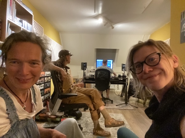 Selfie in de studio van Ruud Hermans met Silvia Fledderus en Joshua ten Doornkaat, foto Silvia Fledderus