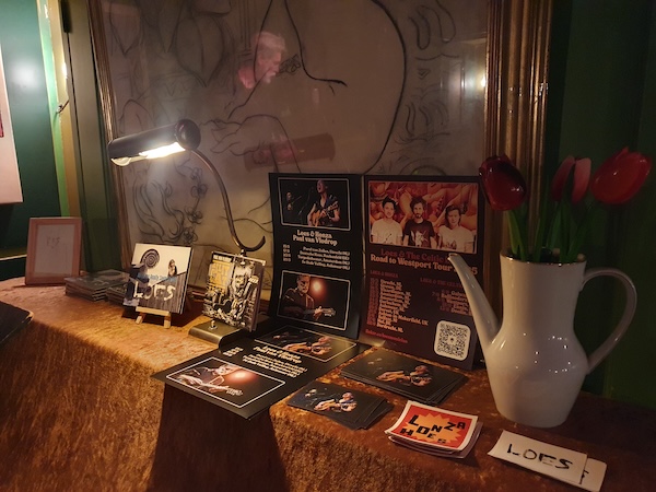 Onze “merch” verkopen in stijl in het Torpedotheater, foto Loes van Schaijk
