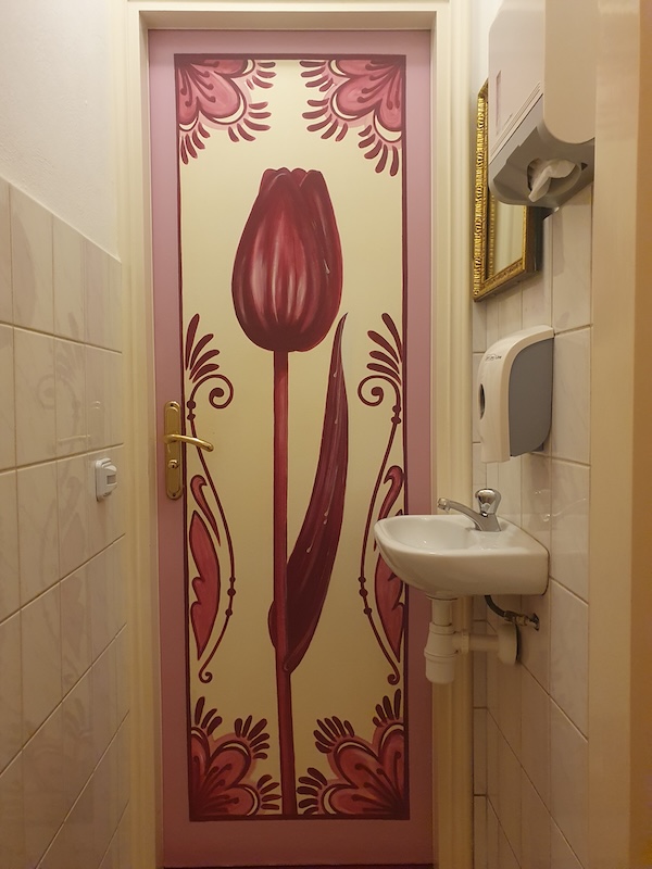 WC-deur met Tulp in Edam, foto Loes van Schaijk