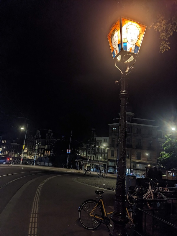 De koning op een lantaarnpaal, foto Honza Bartošek