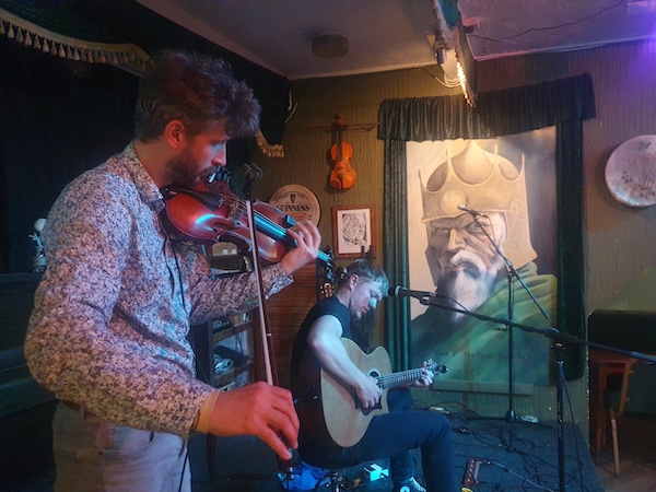 Honza speelt als gast met Rob Clamp onder het toeziend oog van de Ierse koning Brian Boru, foto Loes van Schaijk