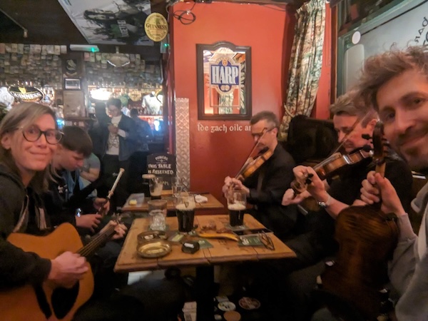 Trad-sessie in Madden's Bar, Belfast, foto Honza Bartošek