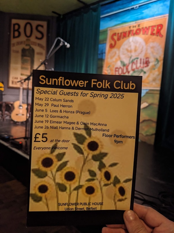In goed gezelschap in de Sunflower Folk Club, foto Honza Bartošek