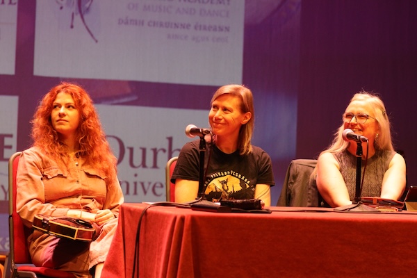 Van links naar rechts: Kathleen Coker, Loes van Schaijk, Róisín Ní Ghallóglaigh, foto Honza Bartošek
