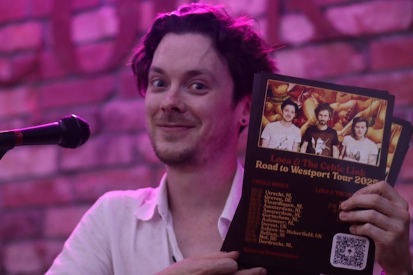 Caolán showt onze tourposter, foto Jennifer Kirk
