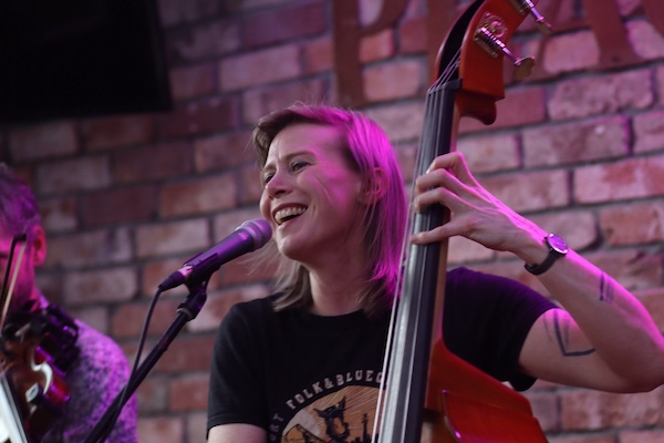 Loes van Schaijk bij Peacock Lane, Sligo, foto Jennifer Kirk