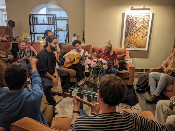 Late-night jamsessie in het Clew Bay Hotel, Westport, foto Honza Bartošek