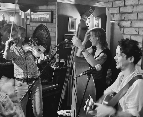 Loes & The Celtic Link in McCarthy's Bar, Westport, foto Jennifer Kirk