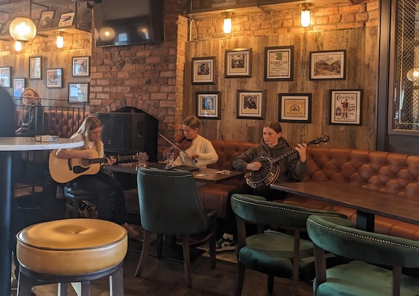 Jonge muzikanten spelen uitstekende trad in de Phoenix Bar, Belfast, foto Honza Bartošek