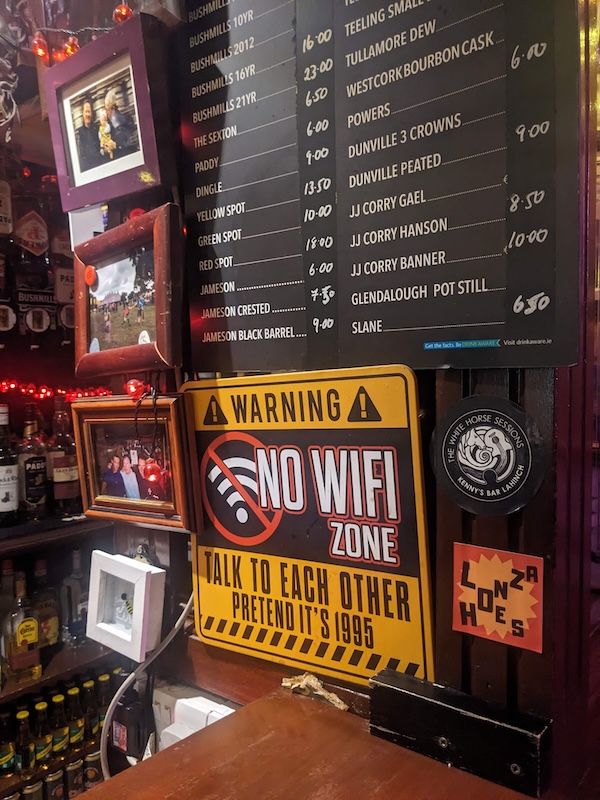 Het is een sport om overal je sticker achter te laten... zo ook in Kenny's Bar, Lahinch, foto Honza Bartošek