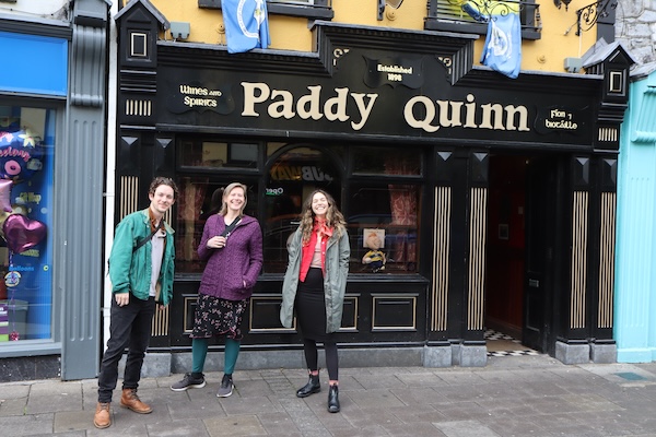 Loes, Caolán en zijn vriendin Jenn bij Paddy Quinn's in Ennis, foto Honza Bartošek