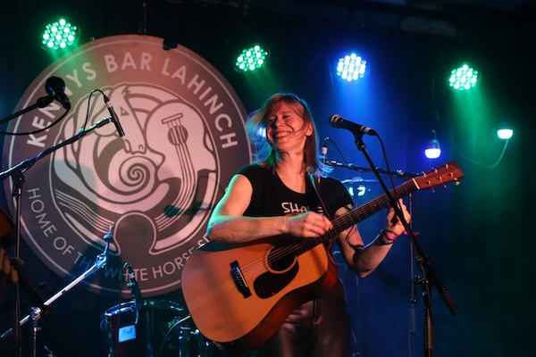Loes tijdens Doolin Folk Fest, foto Jennifer Kirk