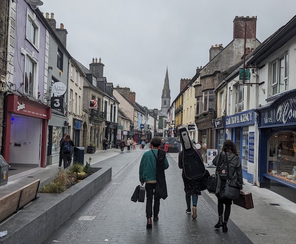 Loes, Caolán en Jenn op weg naar Paddy Quinn's, foto Honza Bartošek