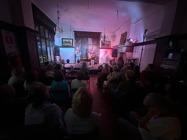 Loes en Honza treden op in het Casino van Gompel, Mol, foto Lawrence de Belder
