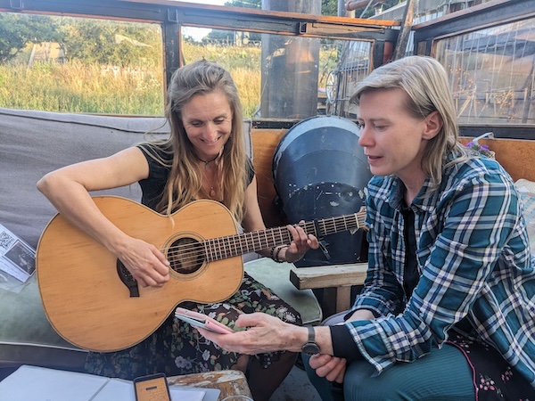 Mariska Petrovic en Loes van Schaijk op De Kaaij in Nijmegen, foto Honza Bartošek