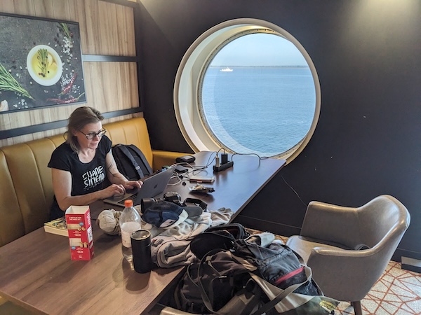 Loes werkt aan een tourverslag op de boot van Dover naar Duinkerke, foto Honza Bartošek