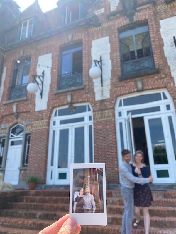 Loes en Honza op de polaroid van Candela én voor het Casino van Gompel, foto Virgina Tello