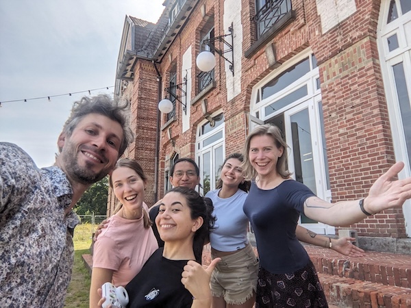 Loes en Honza bij Casino van Gompel met de mensen die momenteel helpen het op te knappen: Sophie (USA), Jesus (MX), Virginia (AR) en Candela (AR), foto Honza Bartošek