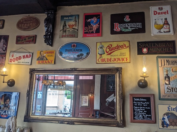 Retro-reclame voor Tsjechisch bier in het oudste café van Nijmegen, In de Blaauwe Hand, foto Honza Bartošek