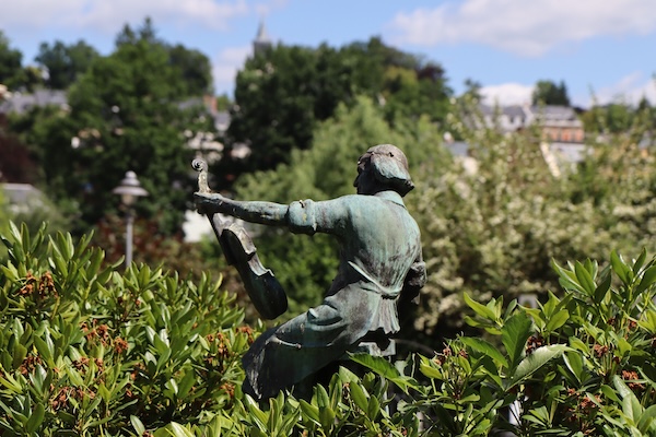 Standbeeld van een vioolbouwer in muziekstad Markneukirchen, foto Honza Bartošek