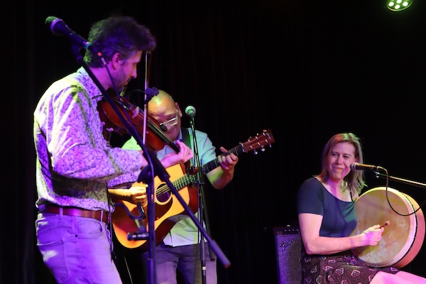 Loes & Honza met Arthur Deighton in De Melkbus, foto Elma Jonker