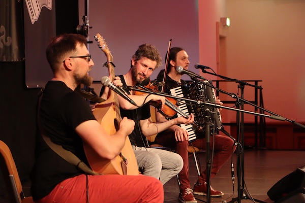 Honza met BAL LAB tijdens balfolkfestival Dañserla in Erlangen, foto Loes van Schaijk