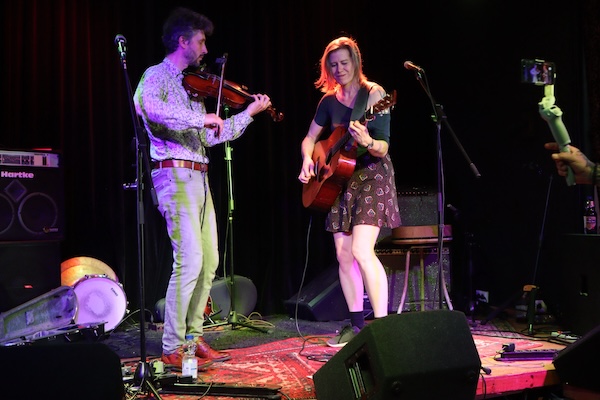 Loes & Honza in De Melkbus, Dordrecht, foto Elma Jonker