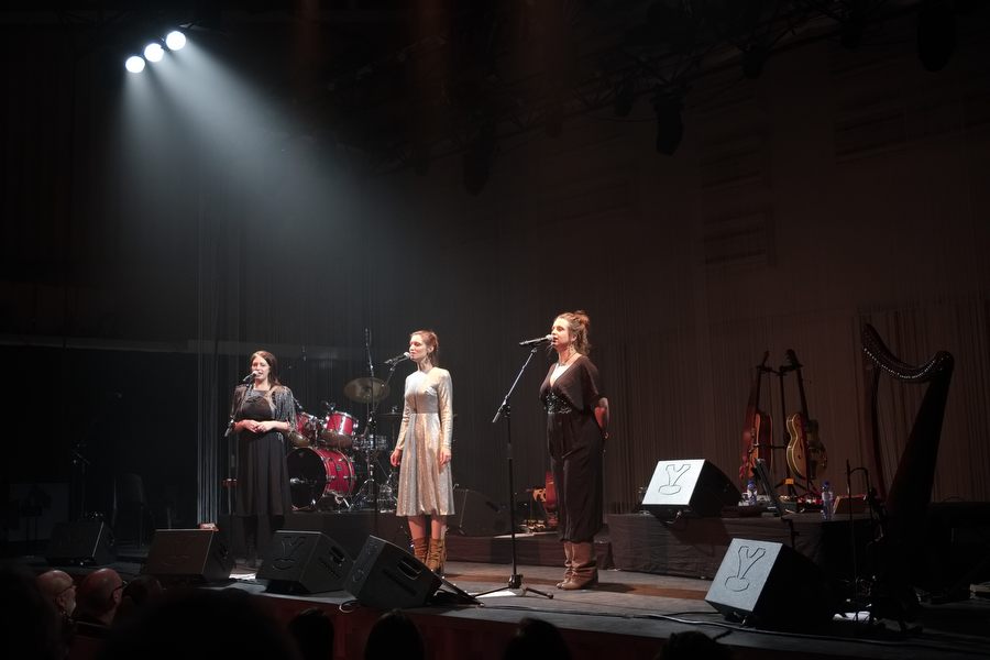 Laïs in Eindhoven (Annelies in het midden), foto Ronald Rietman