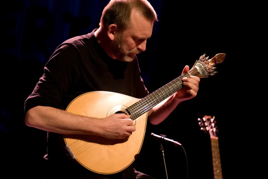 Ward Veenstra met Portugese gitaar, foto Ronald Rietman