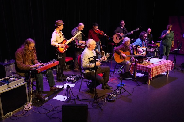 Mannen met Baarden plus gasten in het Cultuurcentrum in Deurne, foto Ronald Rietman