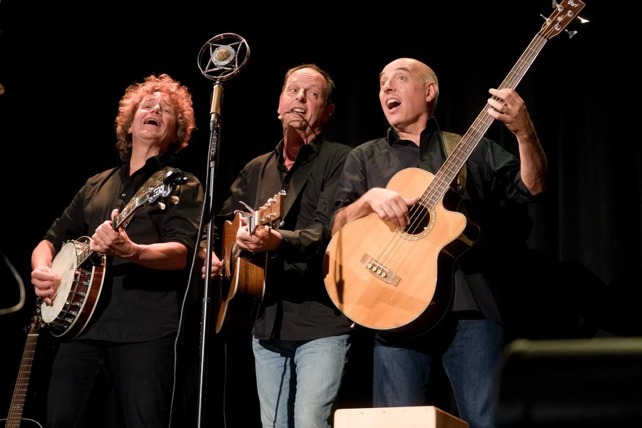 Mannen van Naam rond de bluegrass microfoon