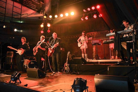 Mariusz en de Muzikanten, met in het midden Mirjam Timmer